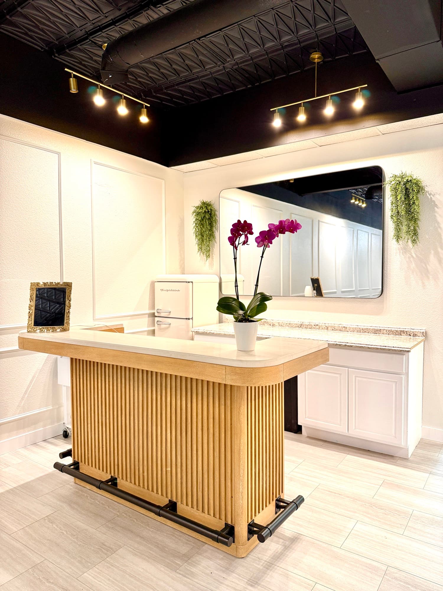 Bar counter with mini fridge and mirror at Aramas Events venue