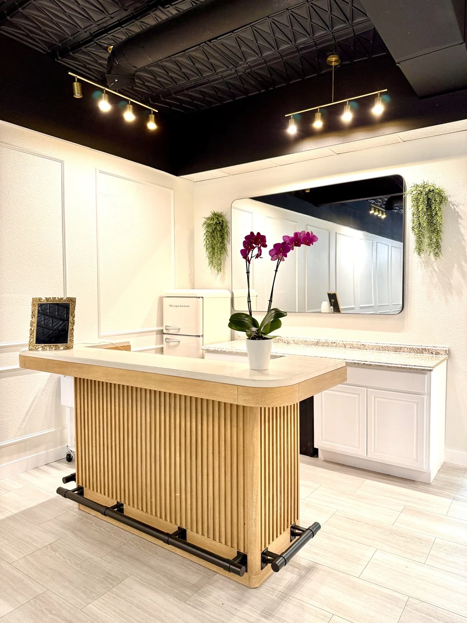 Bar counter with mini fridge and mirror at Aramas Events venue